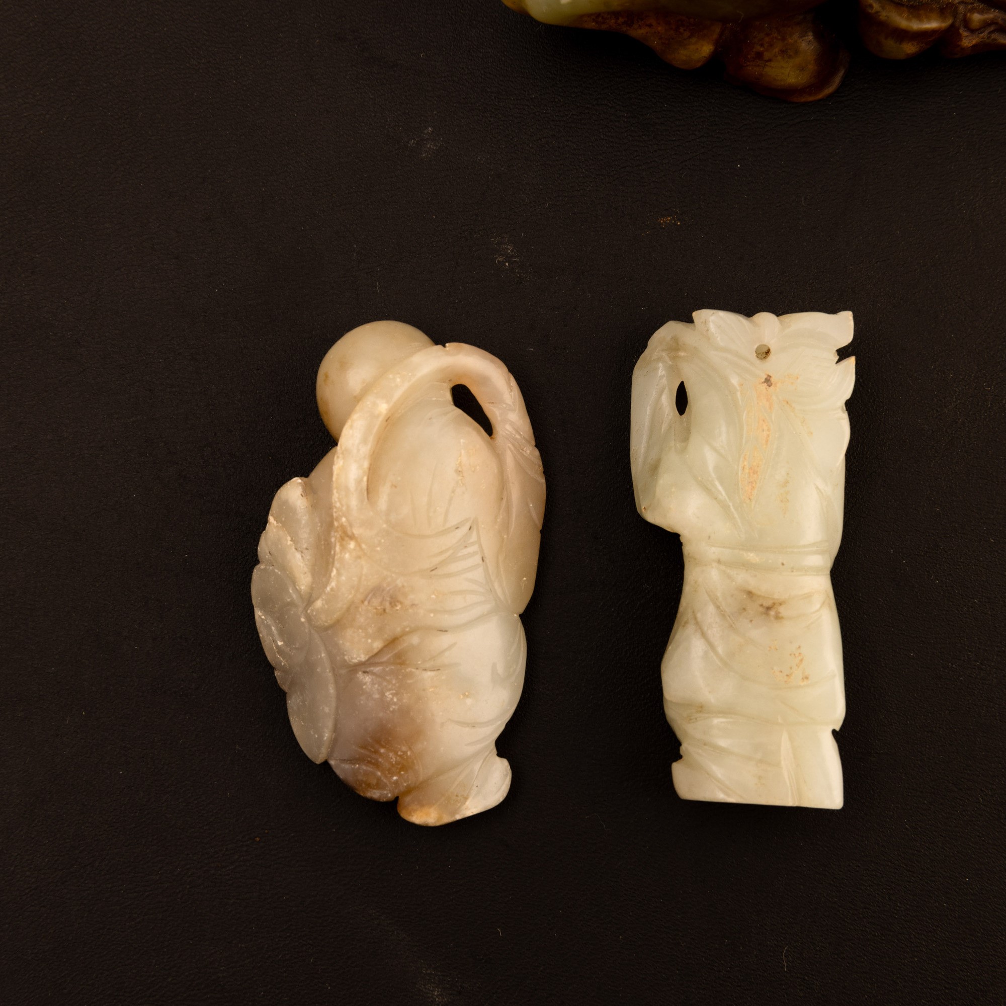 Giada Celadon Russet e Giada Russet, Tre figure ornamentali, Cina, Dinastia Qing (XIX secolo)
