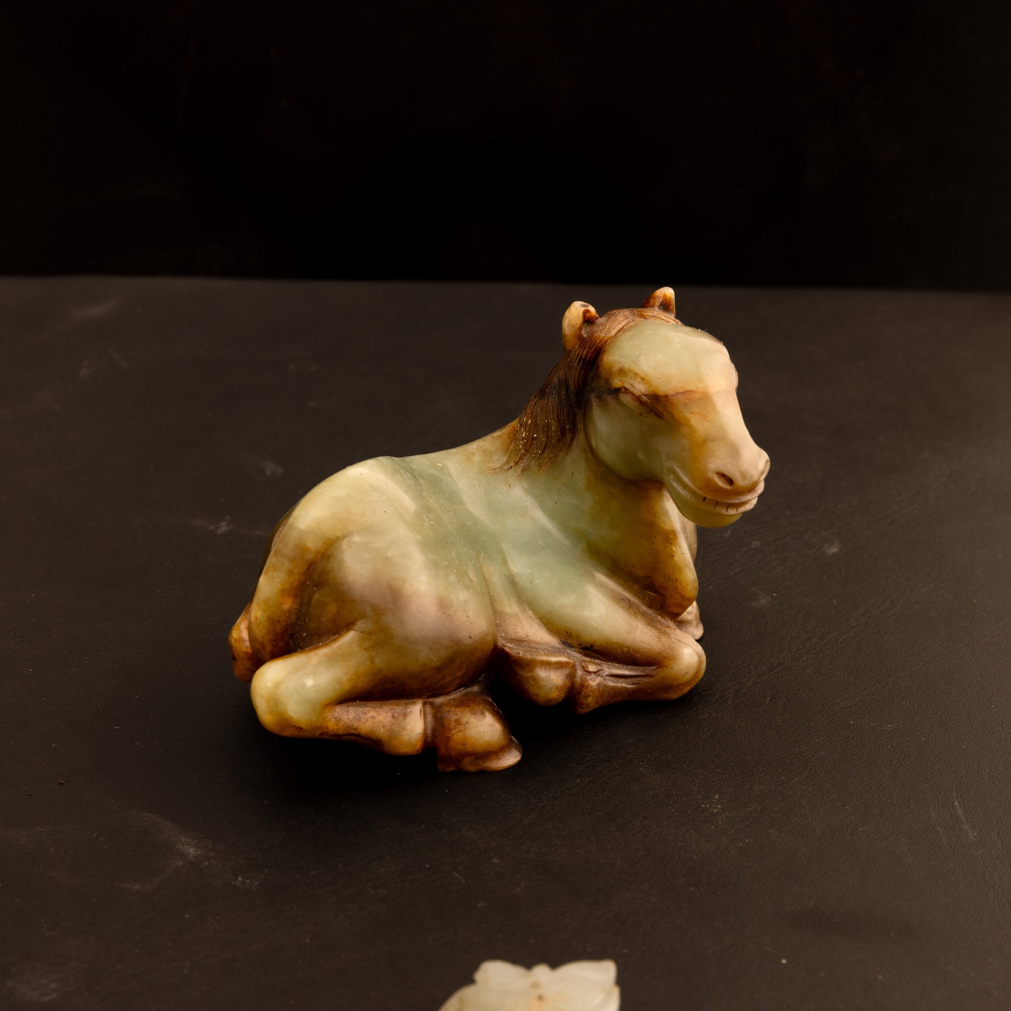 Giada Celadon Russet e Giada Russet, Tre figure ornamentali, Cina, Dinastia Qing (XIX secolo)