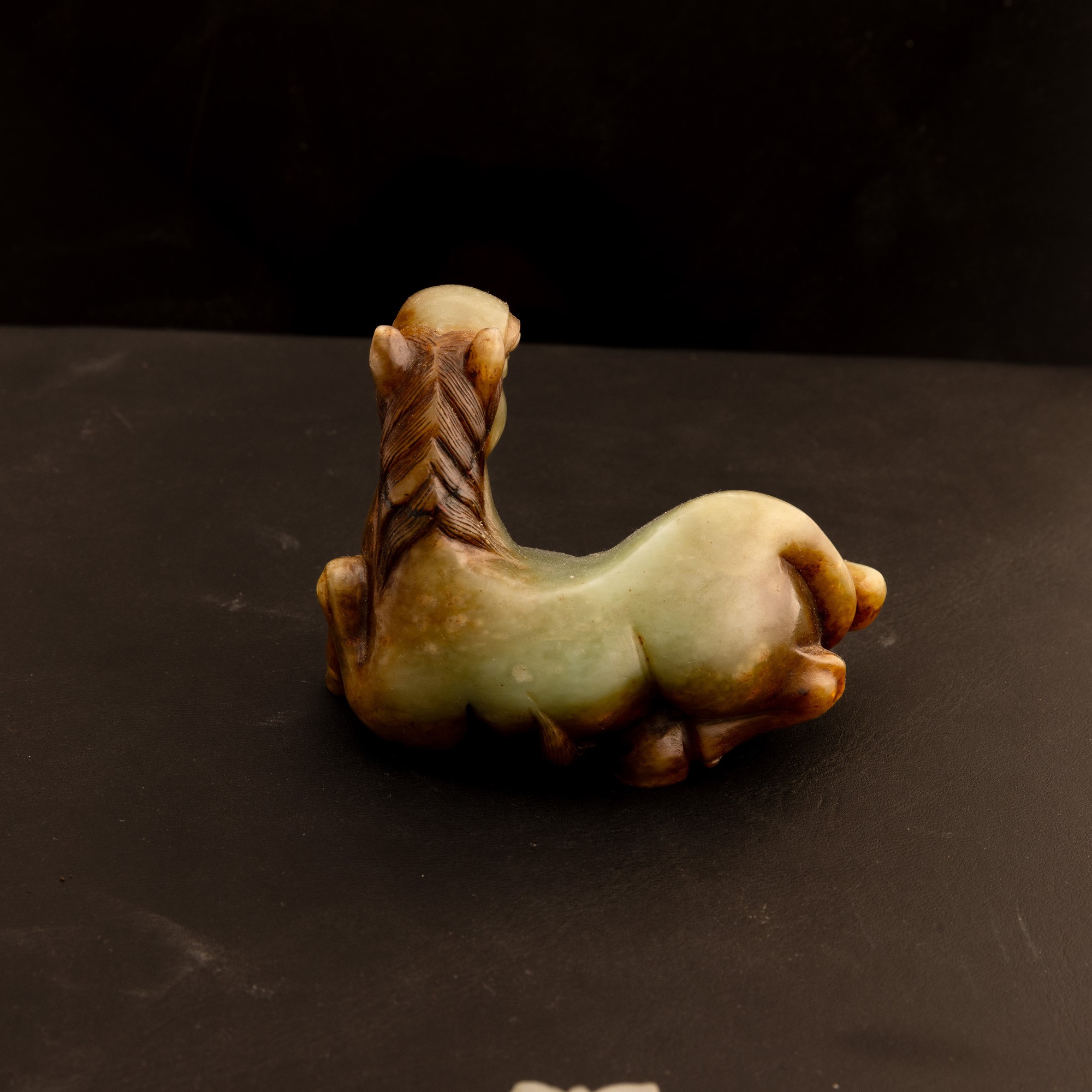 Giada Celadon Russet e Giada Russet, Tre figure ornamentali, Cina, Dinastia Qing (XIX secolo)