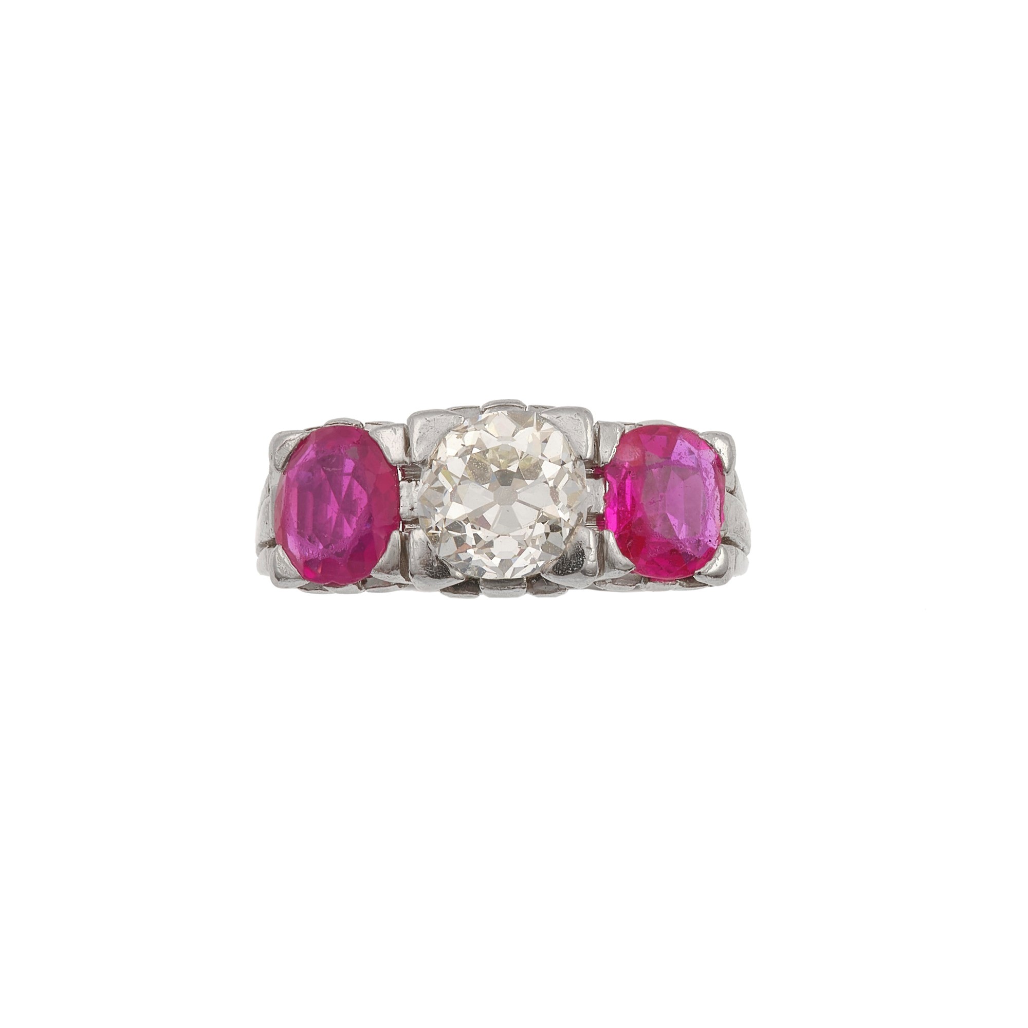Anello con Diamante Centrale di Vecchio Taglio di Ct 1.30 Circa, e Due Rubini