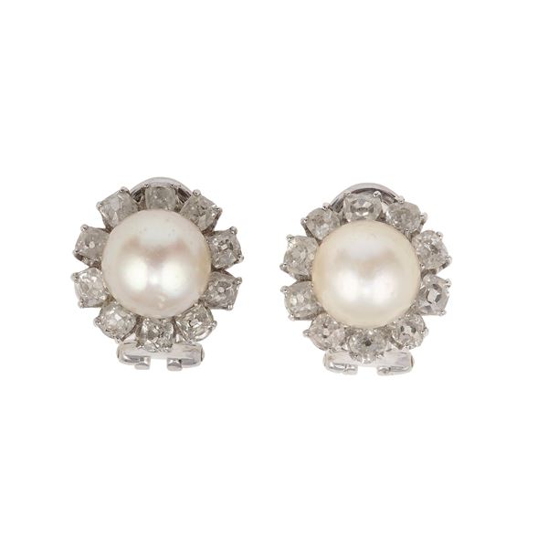 Orecchini con perle e diamanti a contorno