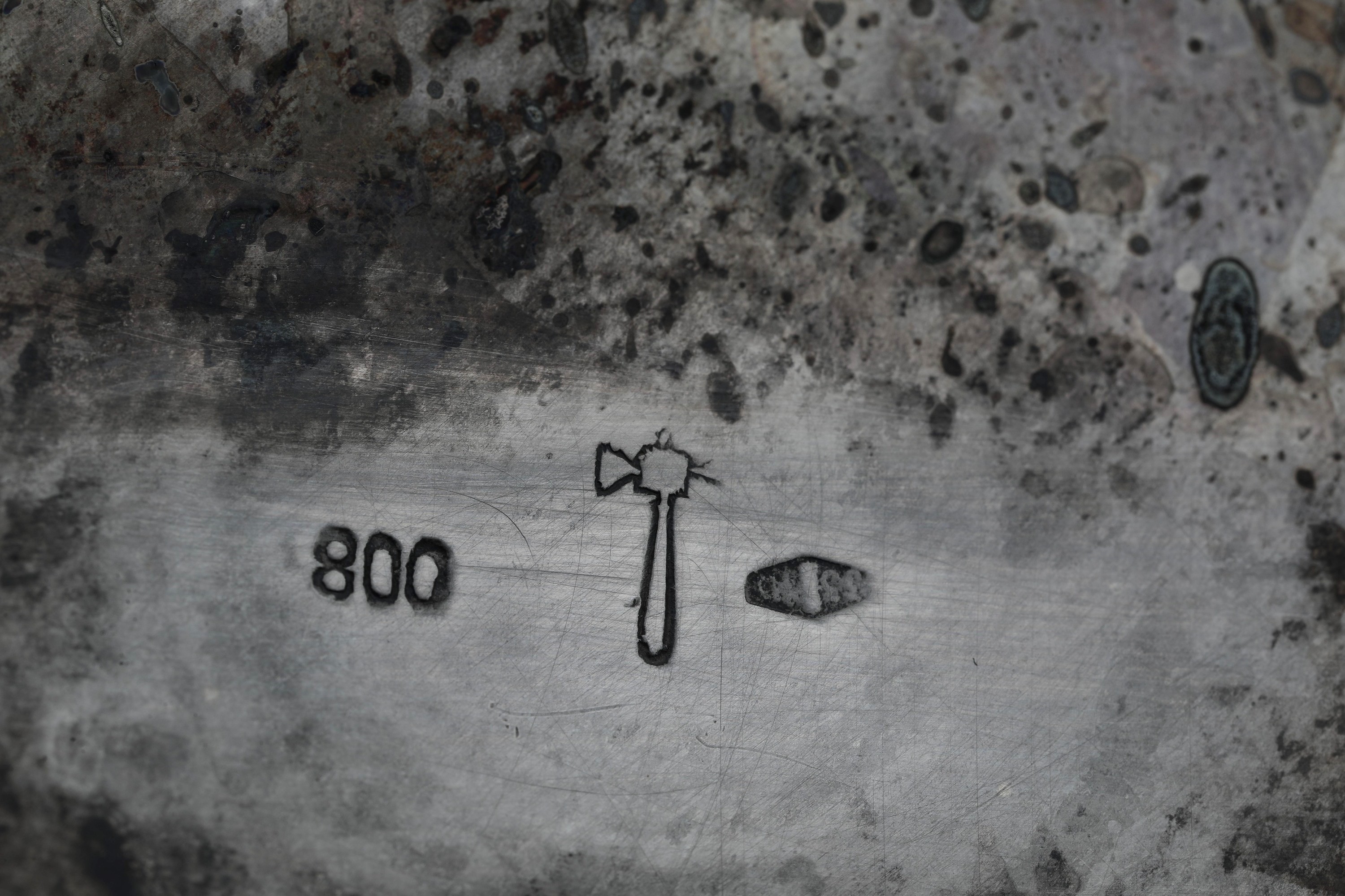 Candelabro neobarocco in argento fuso e sagomato, marchio con fascio littorio (1935–1945)