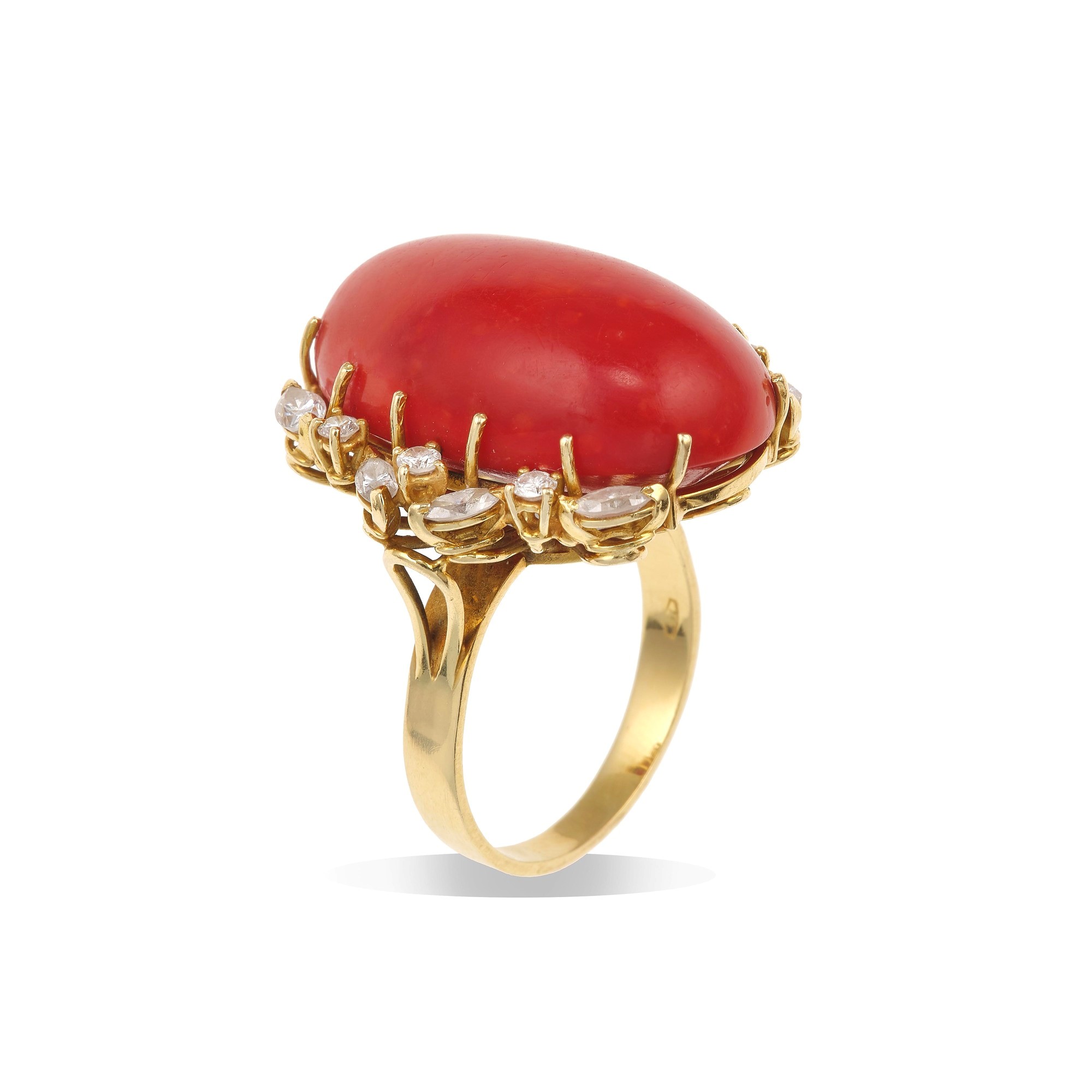 Anello con corallo rosso e piccoli diamanti