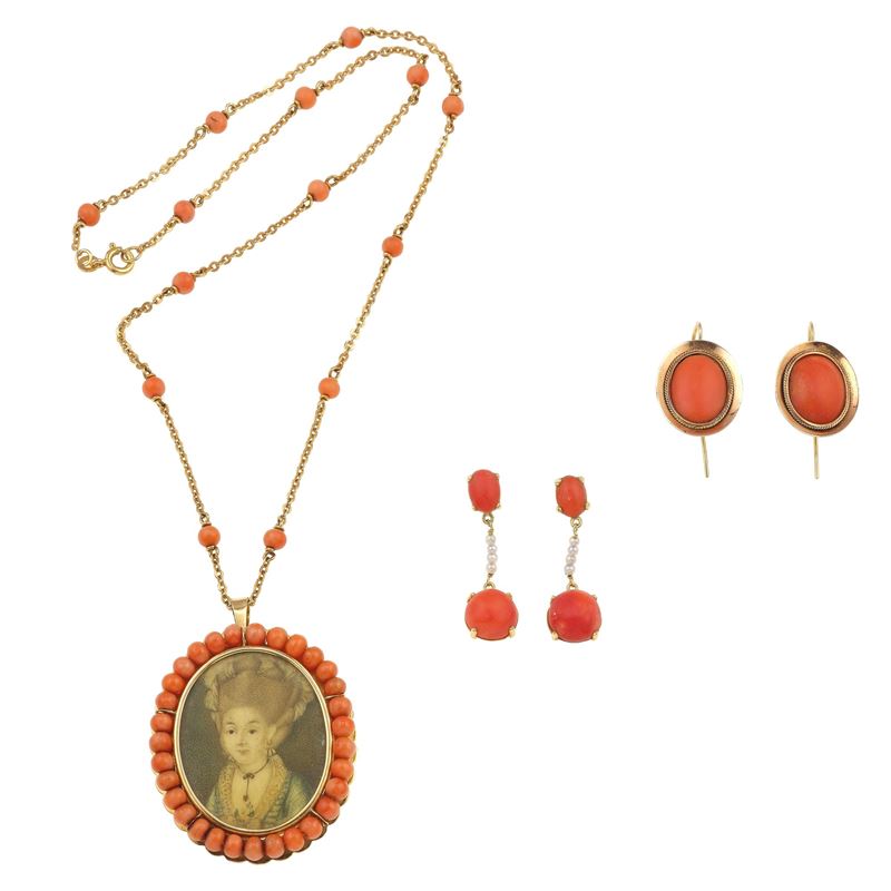 Lotto composto da una collana con pendente/spilla con miniatura e due paia di orecchini con coralli  - Asta Gioielli - Cambi Casa d'Aste