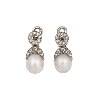 Orecchini pendenti, montature in oro bianco 750/1000 con perle e diamanti