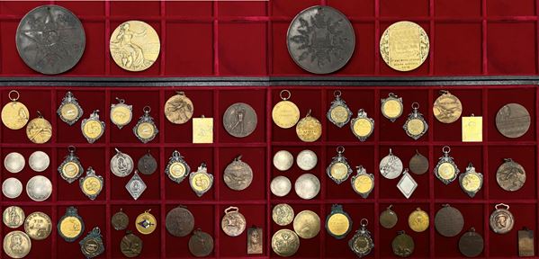 Lotto di trentatre medaglie e gettoni. Soggetti vari, civili e militari.