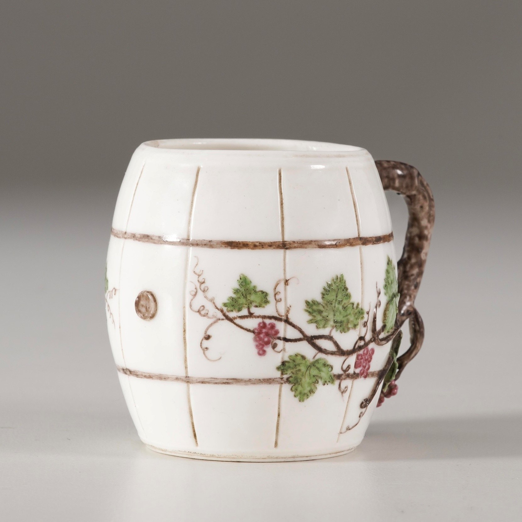 Real Fabbrica di Carlo di Borbone (Napoli), Tazza a botticella in porcellana decorata a Capodimon...