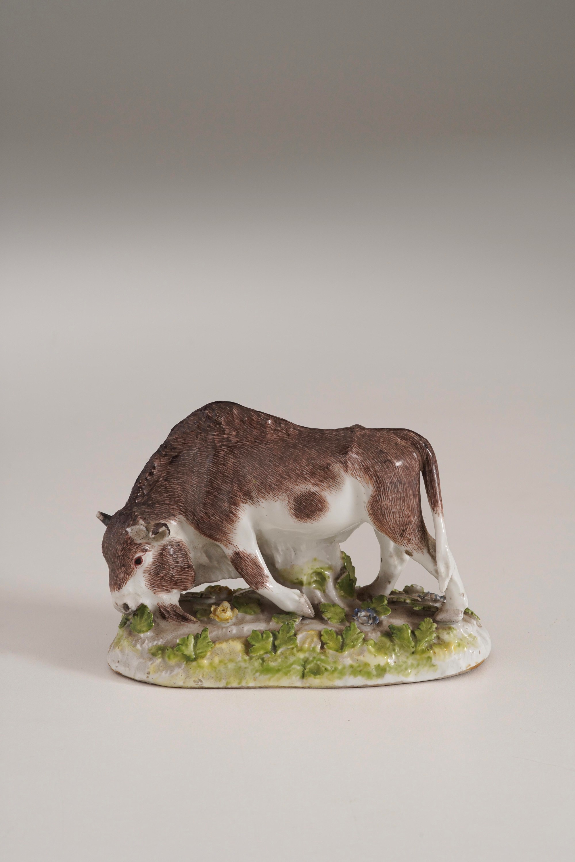 Meissen, Figurina di bisonte (modello di Peter Reinicke), porcellana, circa 1760