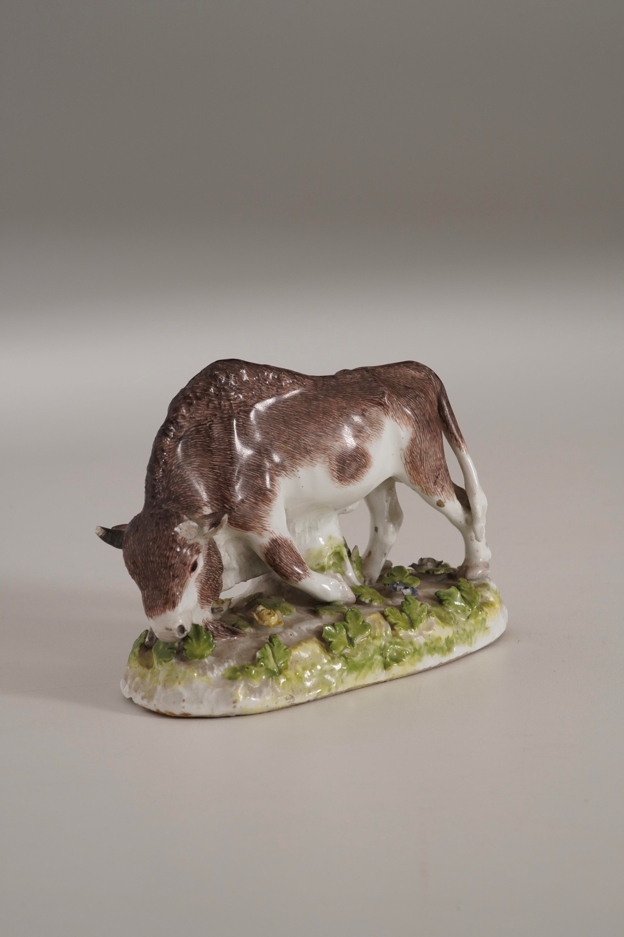 Meissen, Figurina di bisonte (modello di Peter Reinicke), porcellana, circa 1760