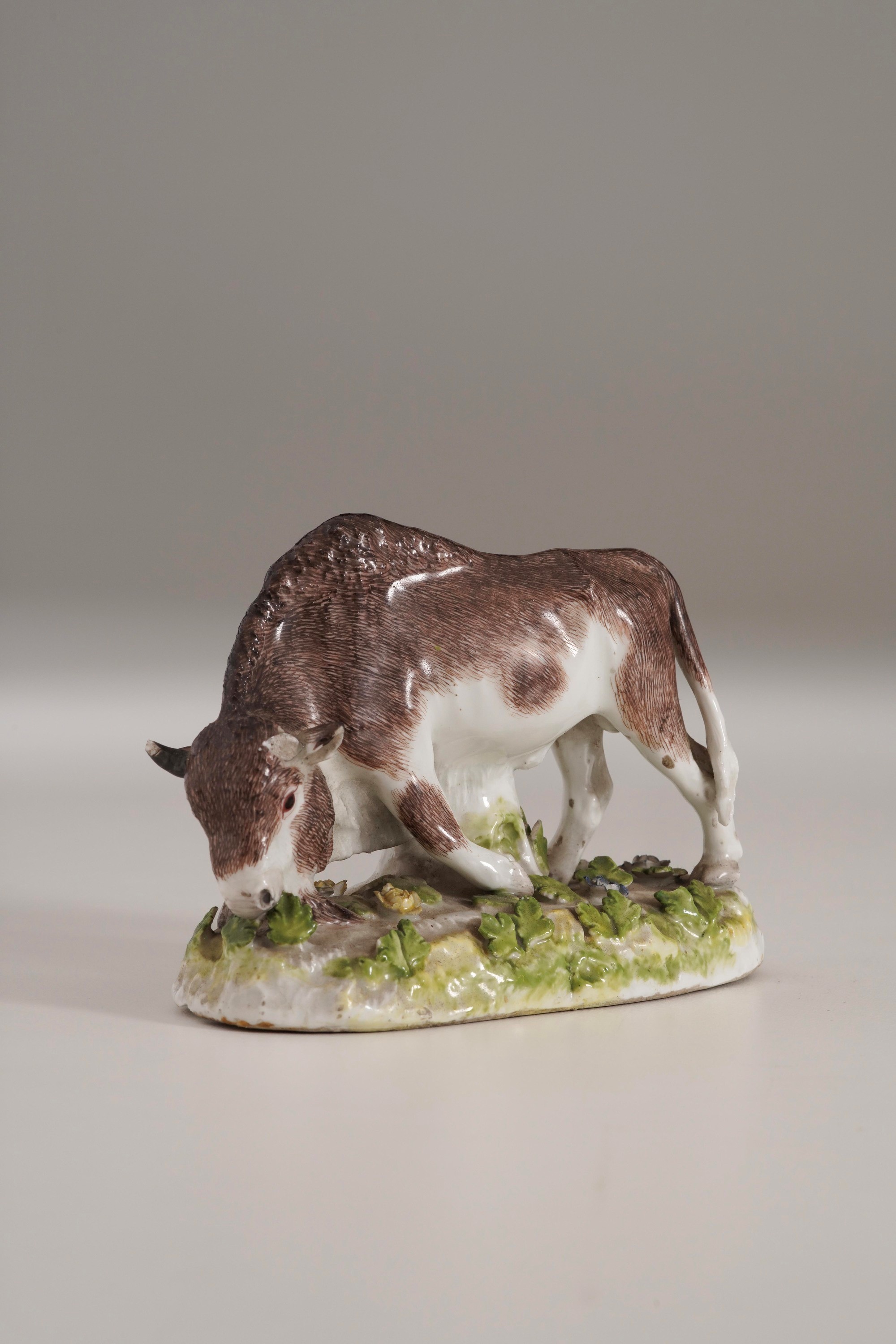 Meissen, Figurina di bisonte (modello di Peter Reinicke), porcellana, circa 1760