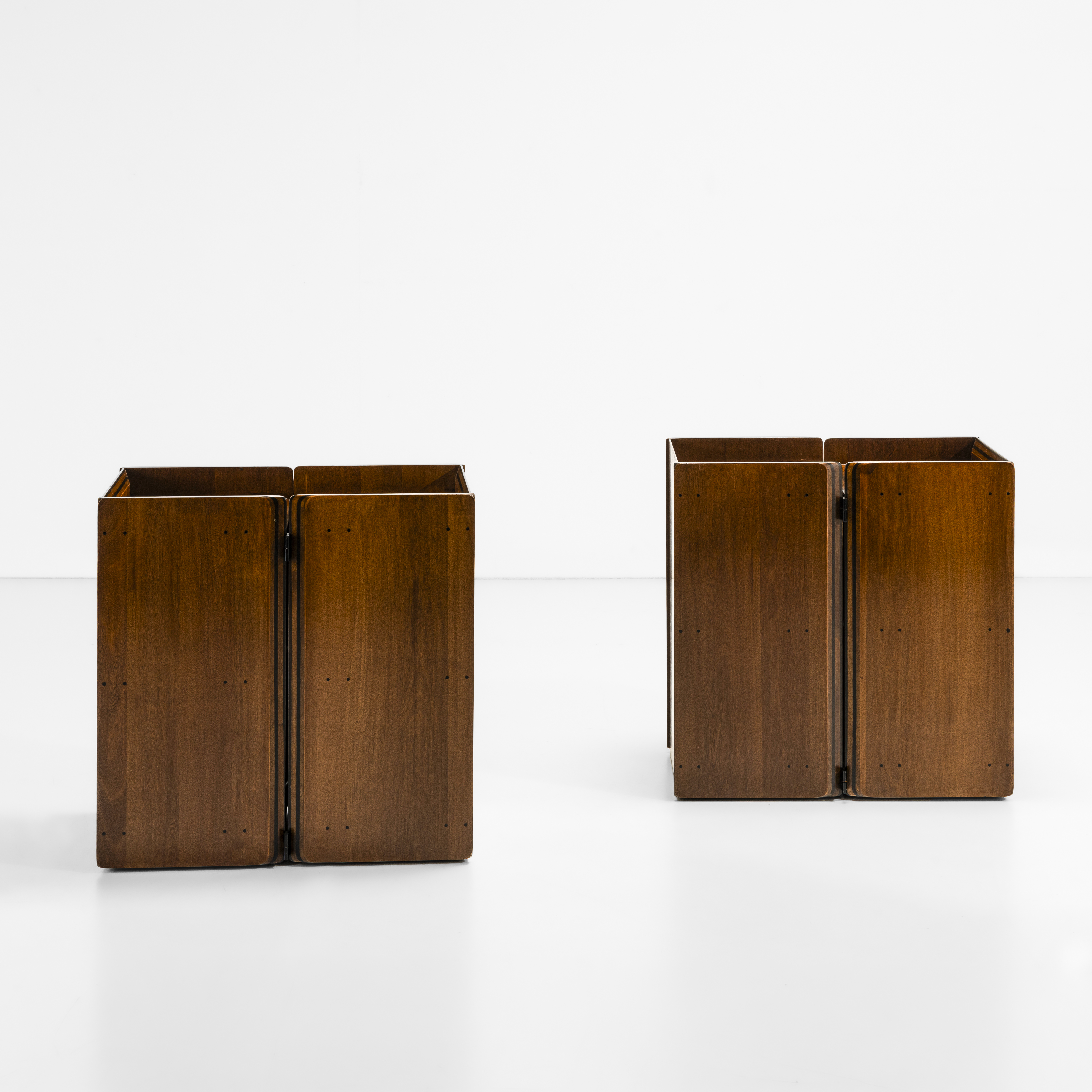 Afra e Tobia Scarpa - Due comodini della serie Artona, legno di diverse essenze, Italia, circa 19...