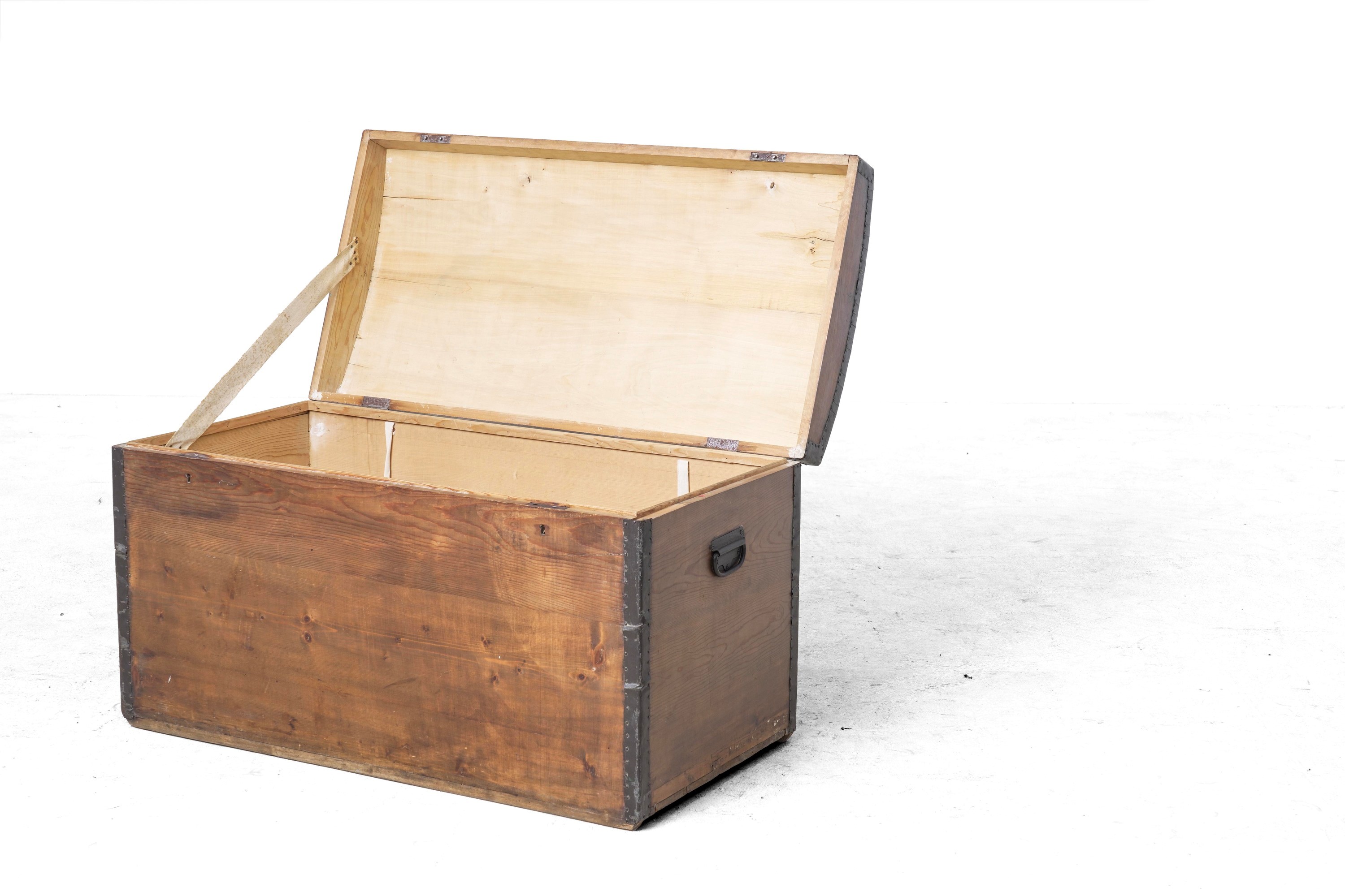 Baule in legno, XX secolo, dimensioni 98x50x57 cm