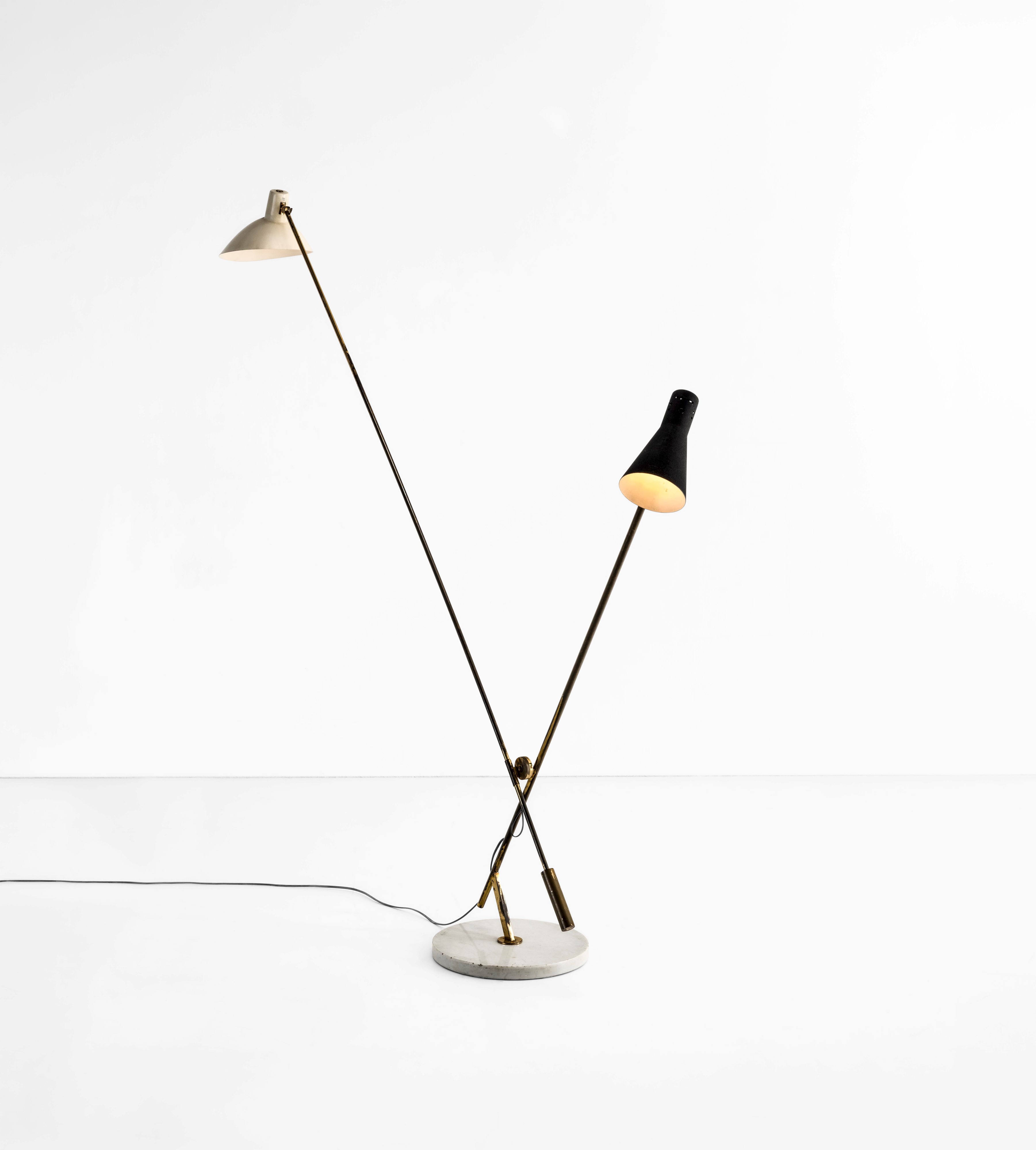 Vittoriano Viganò - Lampada da terra orientabile mod. 1049, struttura in ottone e diffusori in al...