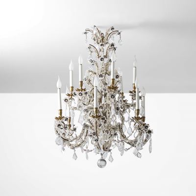 Francia, Grande lampadario a dodici bracci, bronzo dorato con bobeches e pendenti in vetro molato...