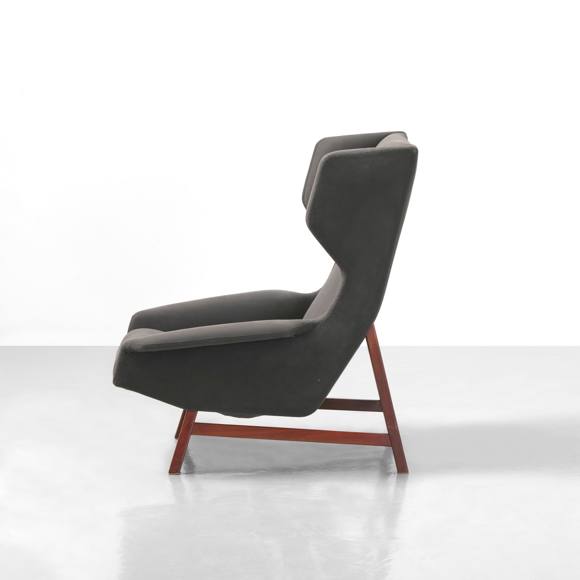 Gianfranco Frattini - Frattini, Poltrona mod. 877, struttura in legno e rivestimento in tessuto