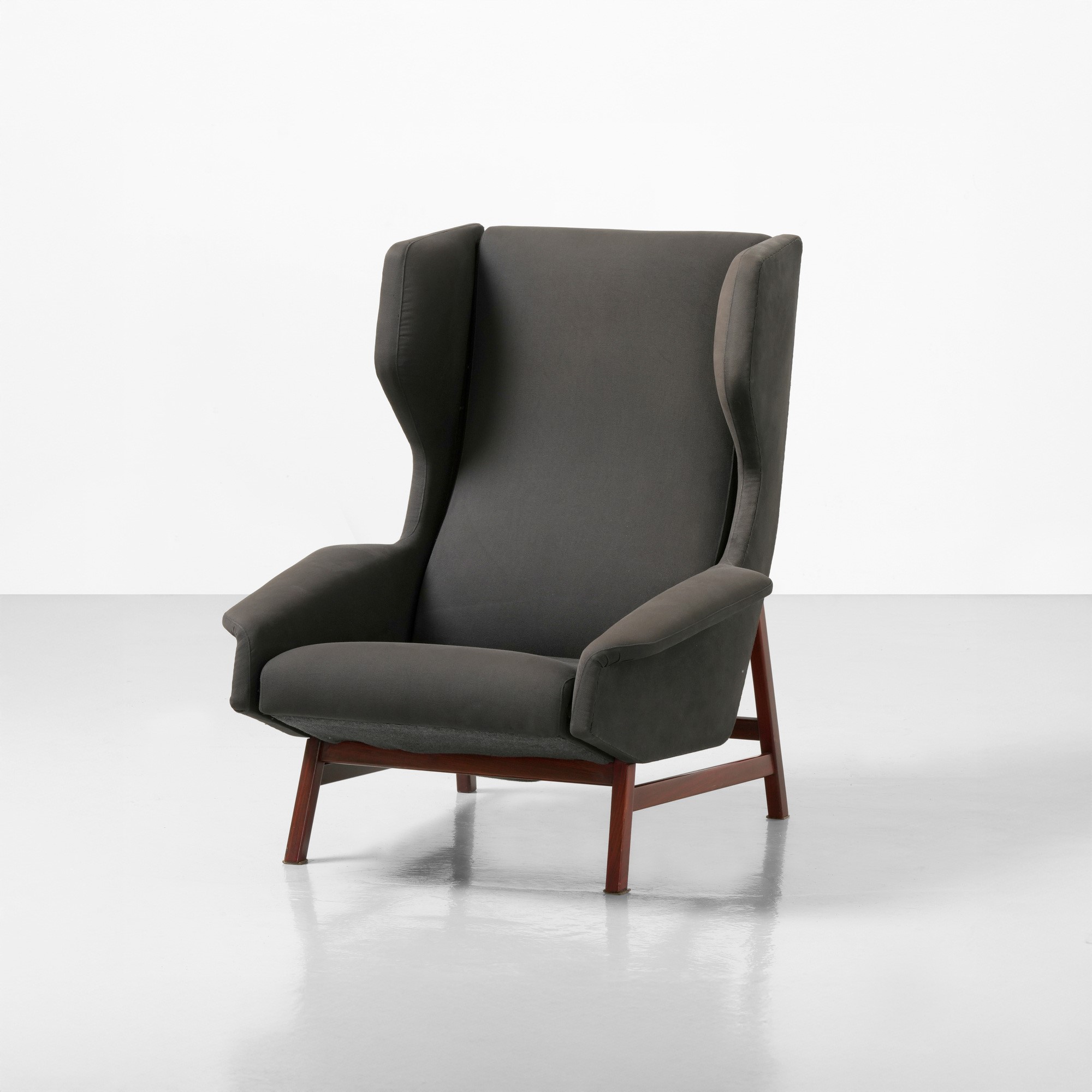Gianfranco Frattini - Frattini, Poltrona mod. 877, struttura in legno e rivestimento in tessuto