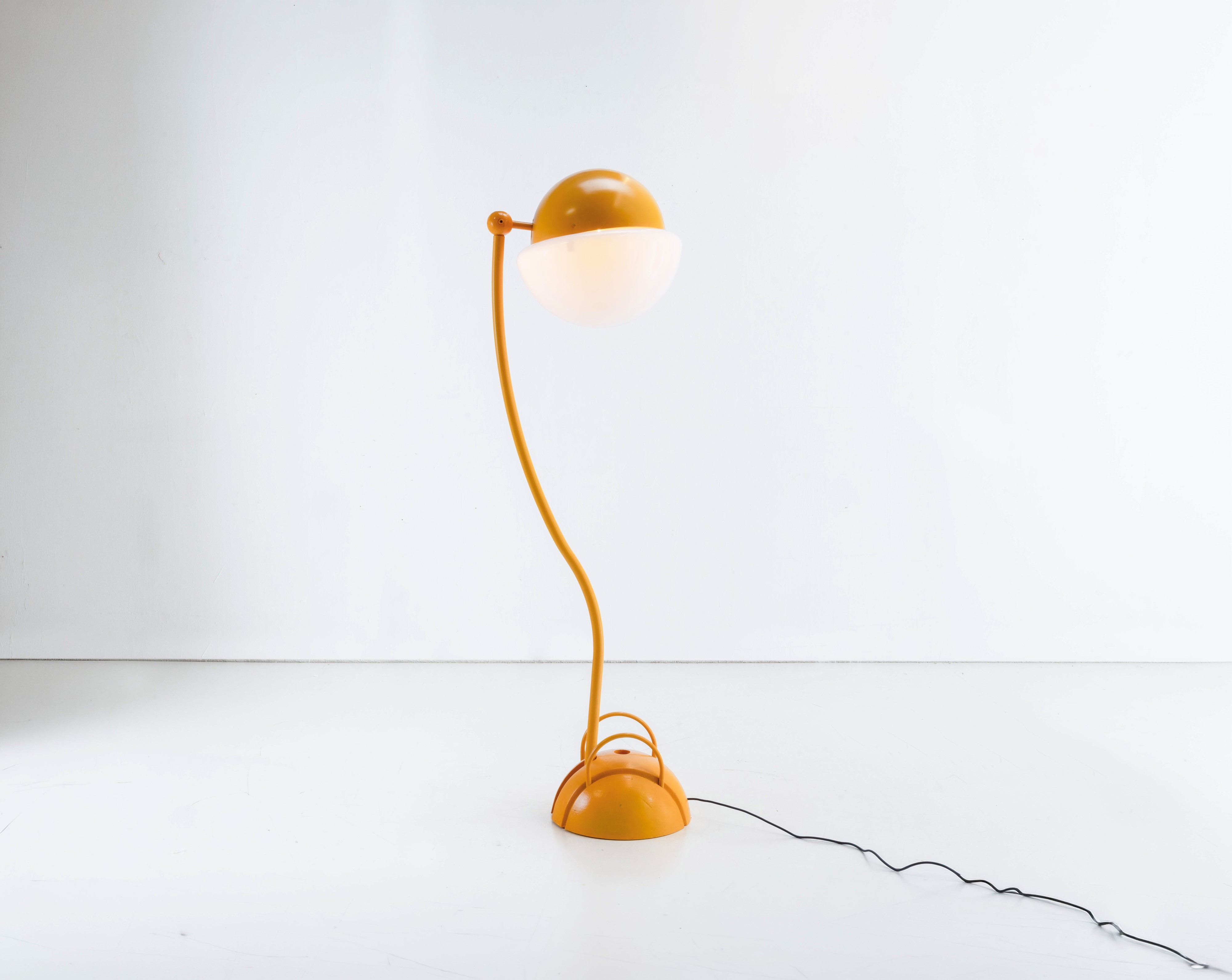 Gae Aulenti - Lampada da terra della serie Locus Solus, metallo laccato e metacrilato, 1967