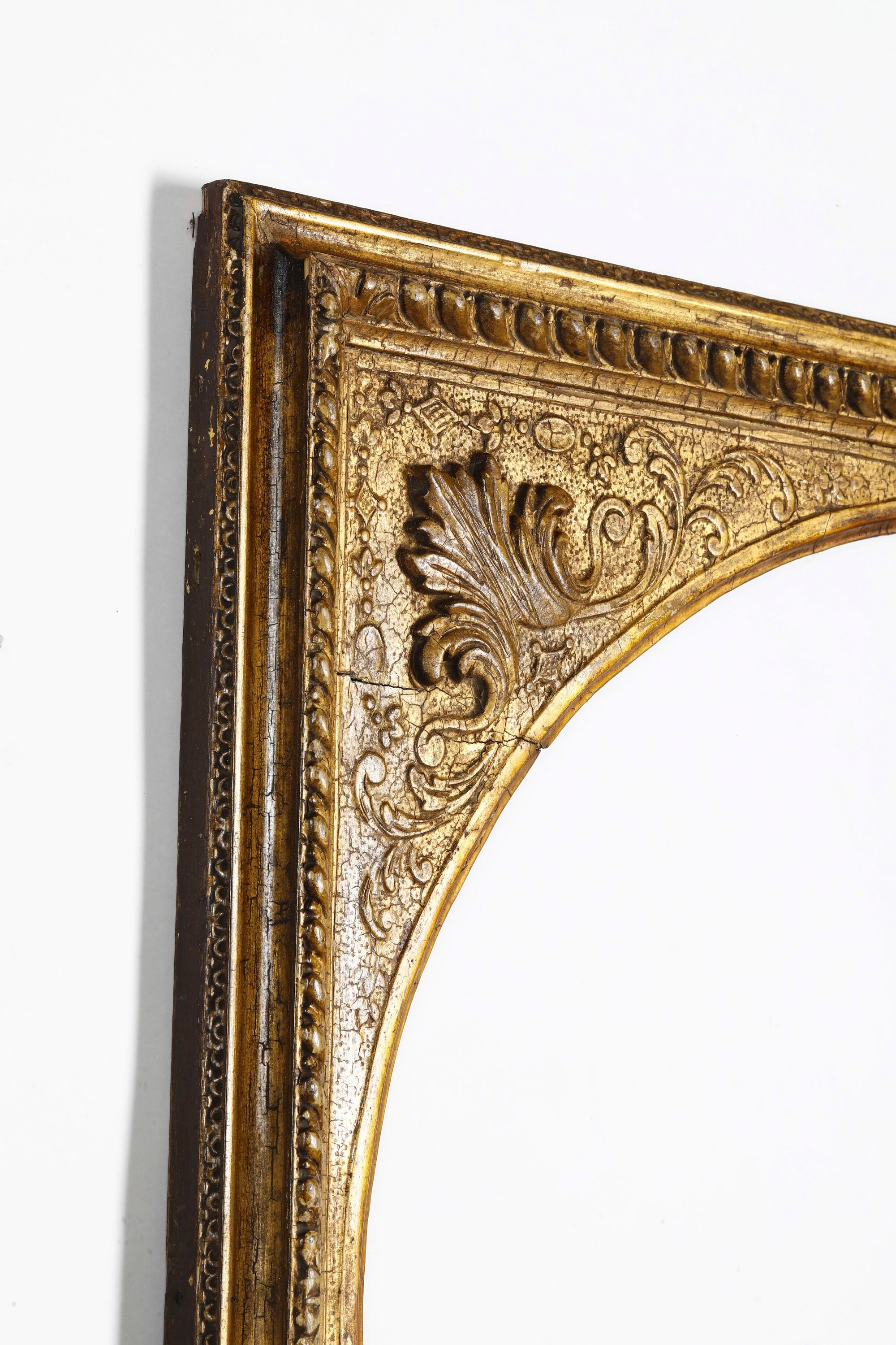 Cornice a luce ovale in legno dorato, XIX secolo