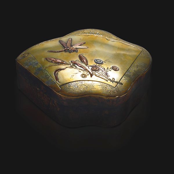 Elemento raffigurante libellula con decori a motivi floreali a rilievo in bronzo dorato con inserti in rame e argento, Giappone, periodo Meiji (1868-1912)
