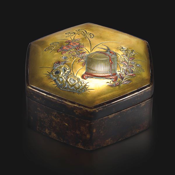 Scatola a sezione esagonale in bronzo dorato con inserti in rame e argento a soggetto naturalistico, Giappone, periodo Meiji (1868-1912)