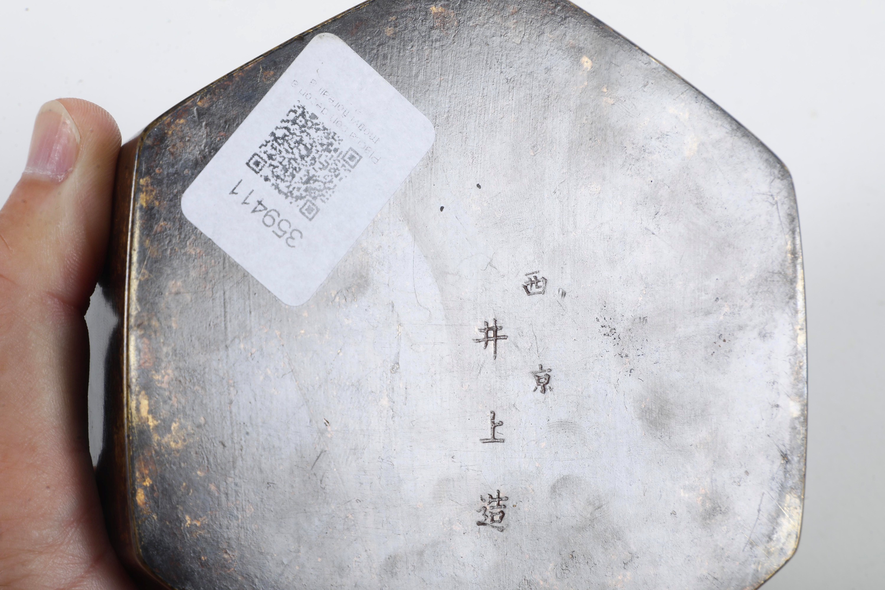 Giappone (periodo Meiji, 1868-1912), Scatola a sezione esagonale in bronzo dorato con inserti in ...