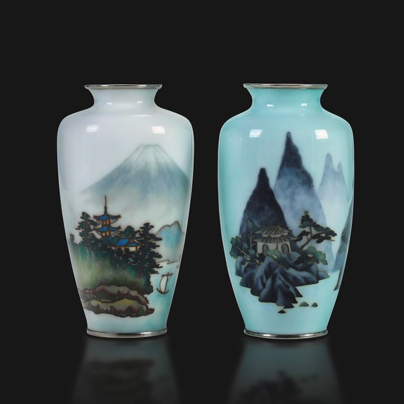 Lotto composto da due vasi a smalto raffiguranti paesaggi montani, Giappone, XX secolo  - Asta Fine Asian Works of Art - Cambi Casa d'Aste