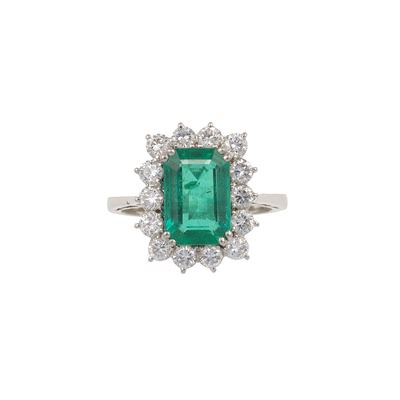 Anello con Smeraldo Colombia di Ct 2.00 Circa e Diamanti a Contorno