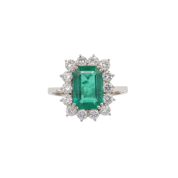 Colombia emerald, diamond and gold ring
