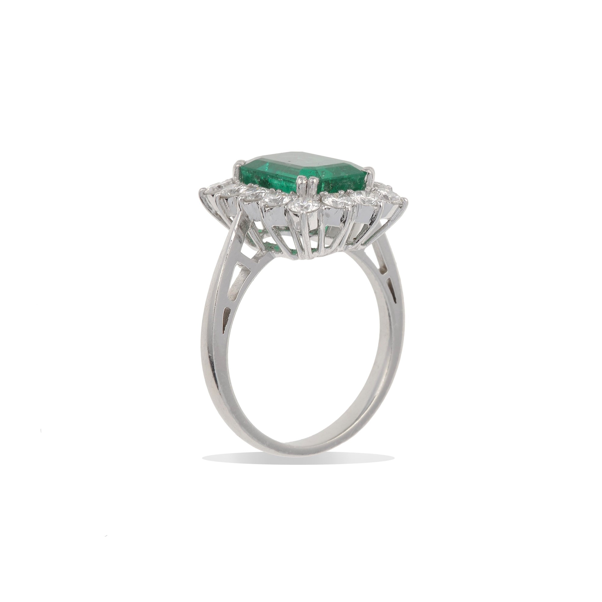 Anello con Smeraldo Colombia di Ct 2.00 Circa e Diamanti a Contorno