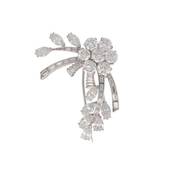 Massoni. Spilla a soggetto floreale con diamanti per ct 13.00 circa
