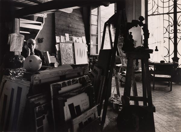 Lucio Fontana nel suo studio