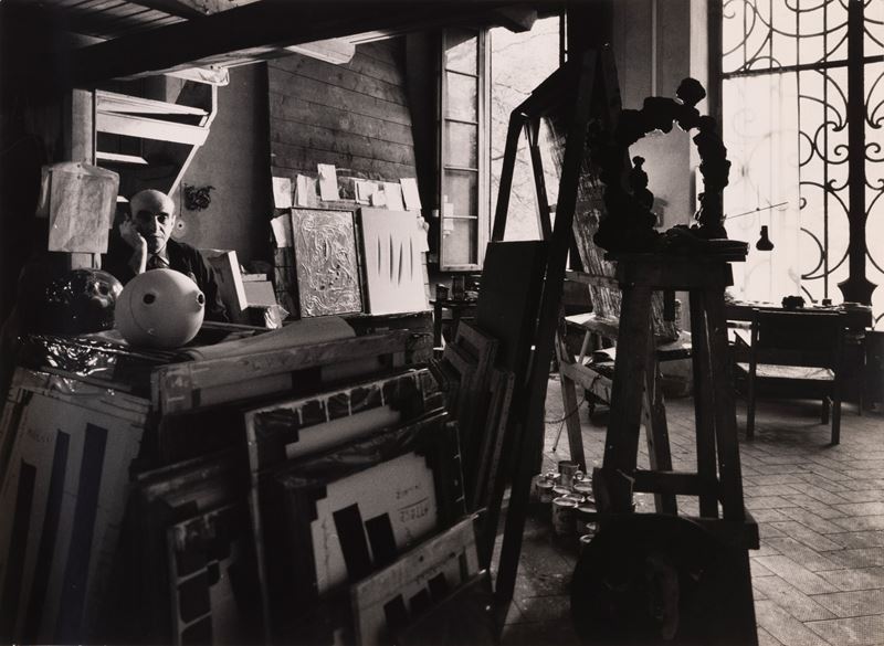 Lucio Fontana nel suo studio