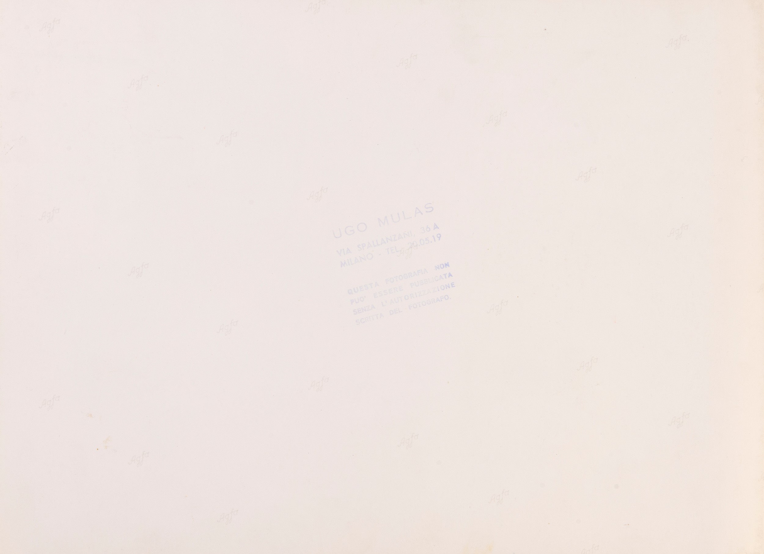 Lucio Fontana nel suo studio