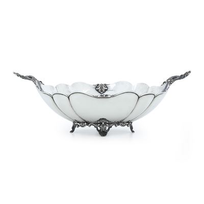 Argenteria italiana, Centrotavola biansato in argento fuso e sagomato (prima metà del XX secolo)