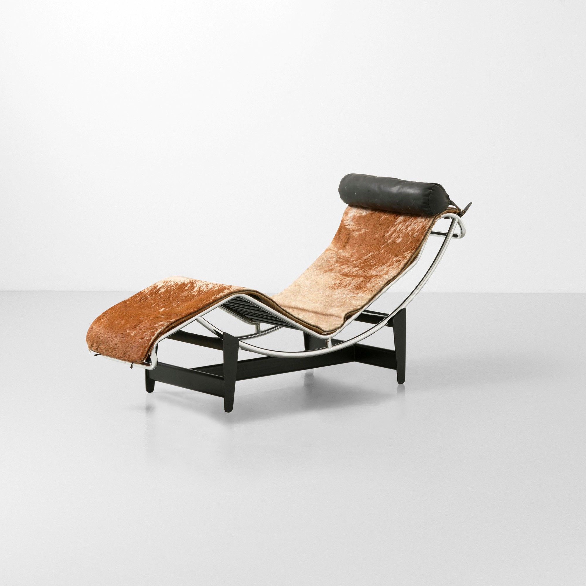 Le Corbusier, Pierre Jeanneret e Charlotte Perriand - Chaise longue LC4, struttura in metallo cro...