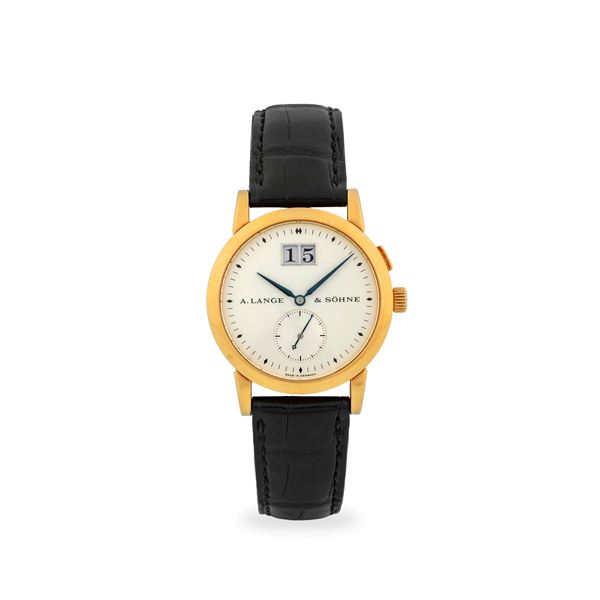 Saxonia ref. 105.022 in oro giallo 18k con fondello a vista, quadrante argenté con datario e piccoli secondi al sei, circa 1998