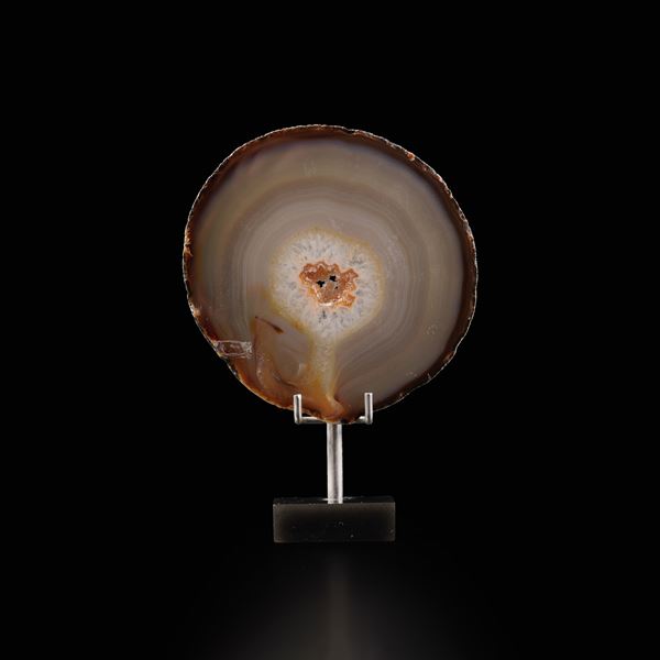 Splendida sezione di agata con cristalli di quarzo citrino al centro