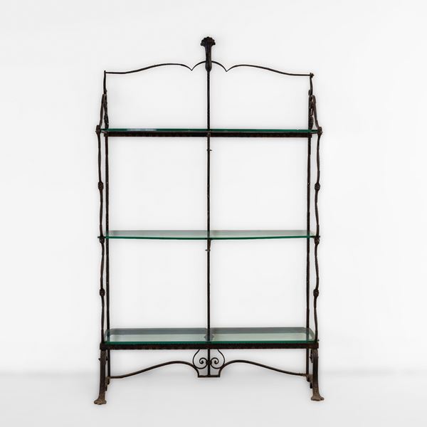 Raro espositore in ferro forgiato con tre ripiani in cristallo.