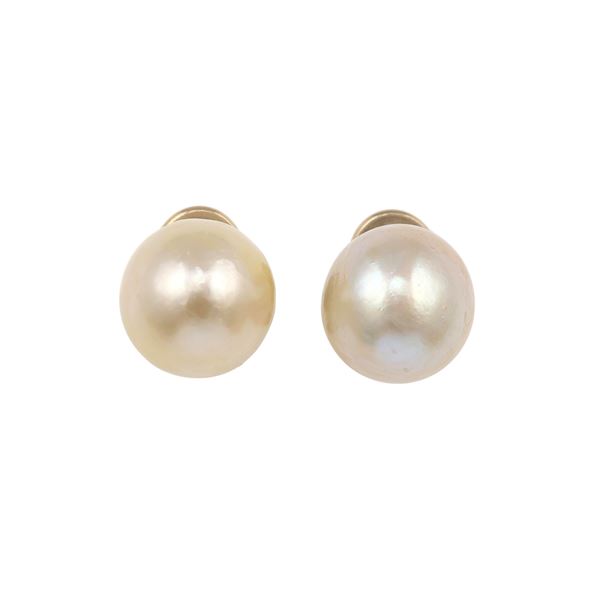 Pair of cultured pearl and gold earrings. Gemmological Report Cisgem n. 31411