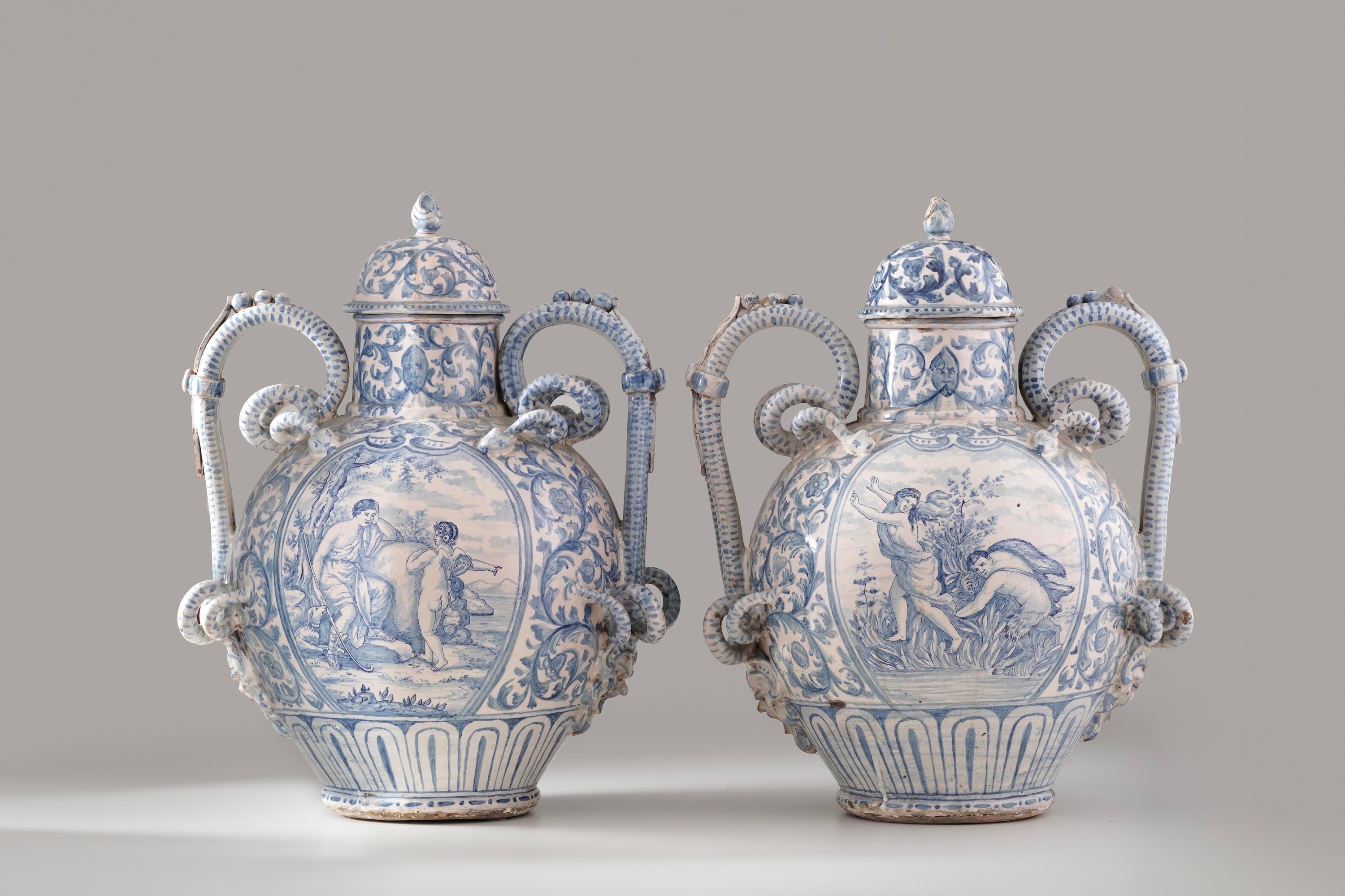 Apocrifo Agostino Ratti Fecc in Savona, Coppia di grandi idrie con coperchio, maiolica decorata (...