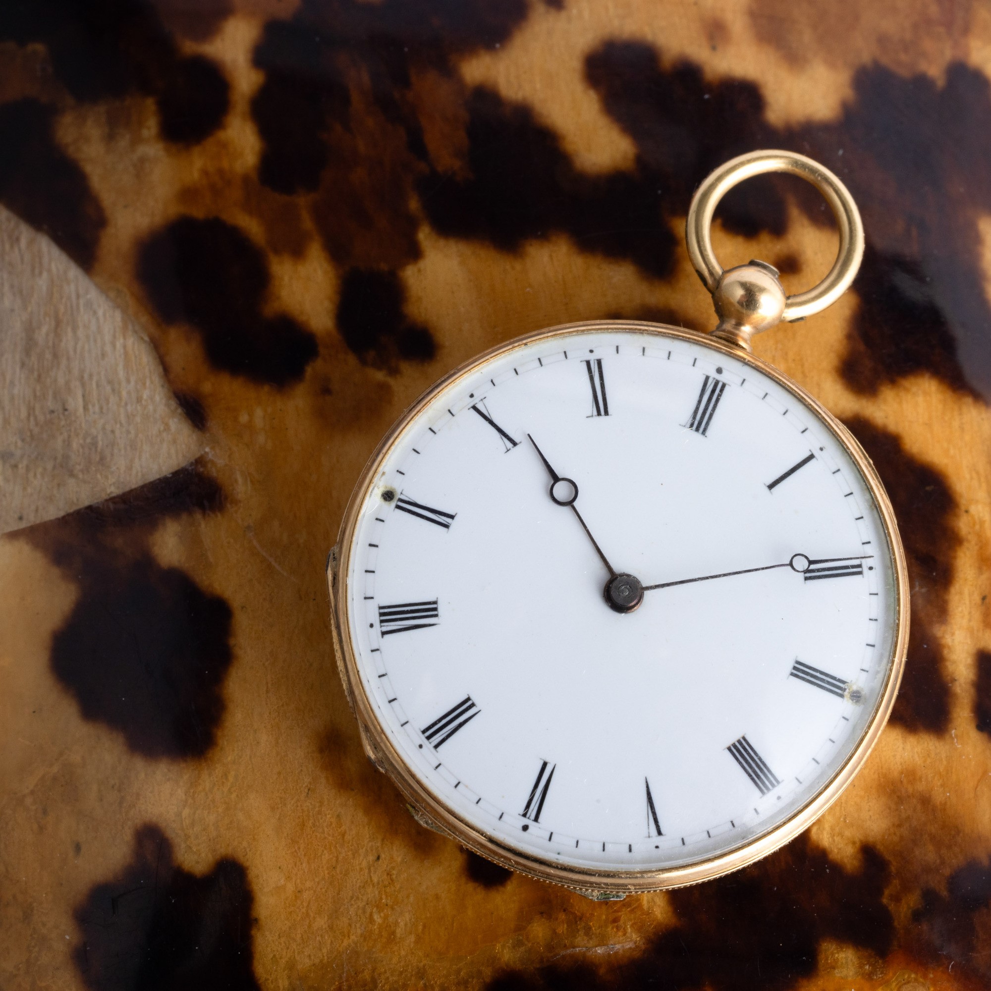 Patek Philippe - Orologio da tasca in oro giallo 18k con cassa decorata, quadrante in smalto bian...