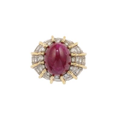 Anello con Rubino Taglio Cabochon e Diamanti a Contorno