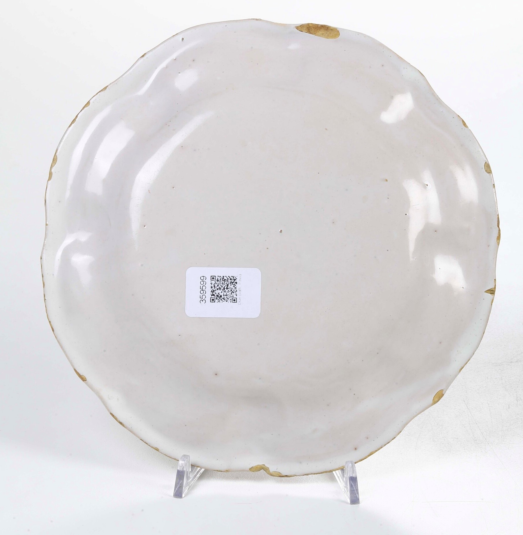 Pavia, seconda metà del XVIII secolo, Coppia di piatti in maiolica (diametro 24 cm)