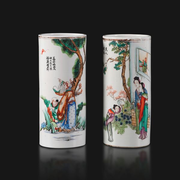 Coppia di vasi in porcellana con decoro policromo raffigurante scene di vita comune con iscrizioni, Cina, Repubblica