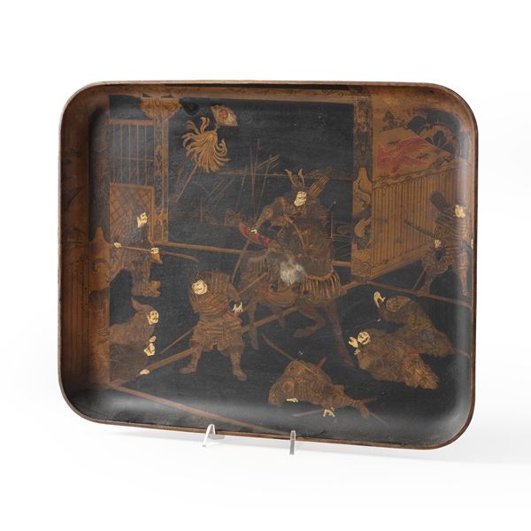 Vassoietto laccato con scena di battaglia. Giappone XX secolo