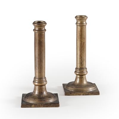 Coppia di candelieri in metallo, design a colonna