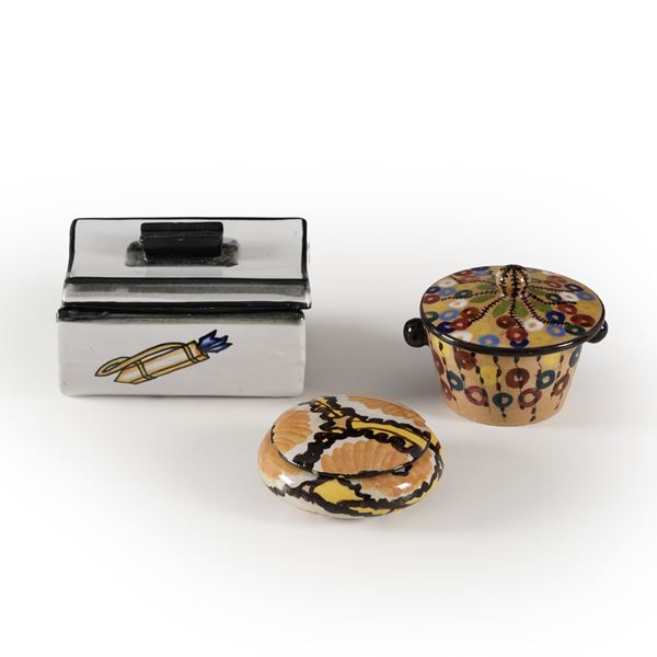 Tre diverse scatole con coperchio in porcellana