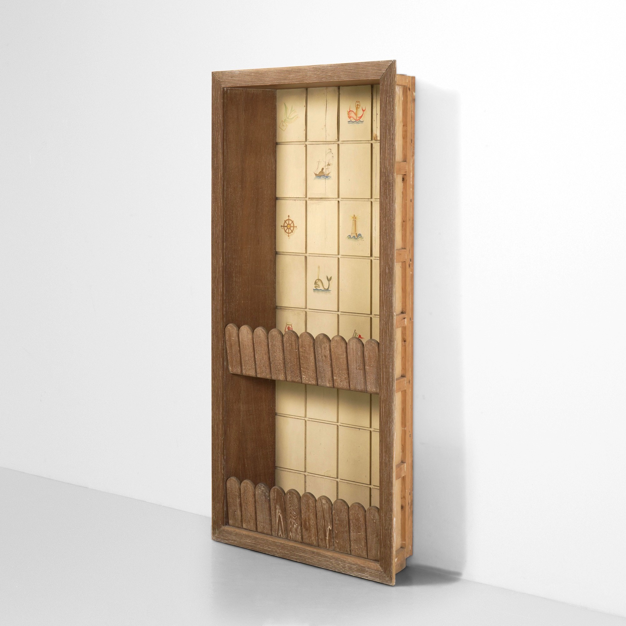 Mobile a nicchia, legno cérusé con decoro laccato a mano (Italia, circa 1950)