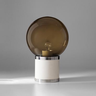 Lampada da tavolo, struttura in metallo laccato con dettagli cromati e diffusore in vetro fumé (p...