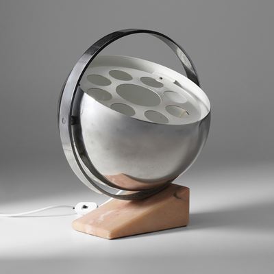 Lampada da tavolo, struttura e diffusore orientabili in metallo cromato con base in marmo